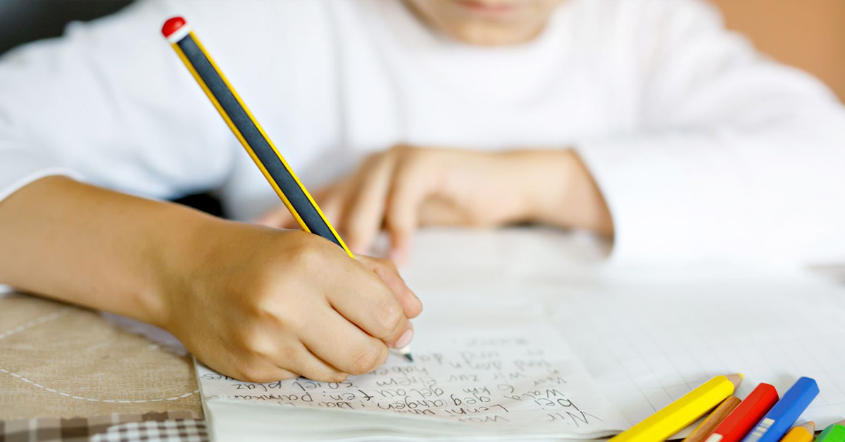 Comment aider un enfant qui a des difficultés à écrire ? - Mon